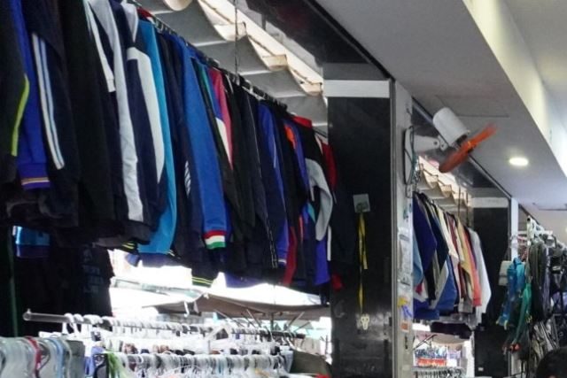 Mua quần áo secondhand online phong cách vintage