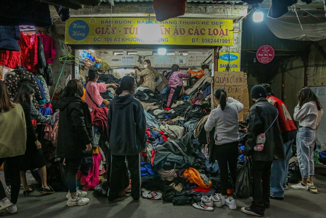 Mua quần áo secondhand online phong cách vintage